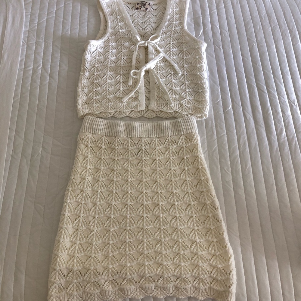 Cream Knit Sleeveless Top and Skirt Set - Picture 2 of 5